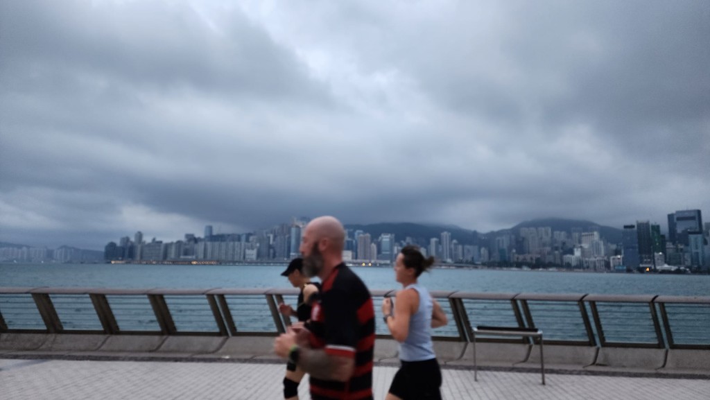 本港地區今日大致多雲，短暫時間有陽光，亦有一兩陣驟雨。黎志偉攝