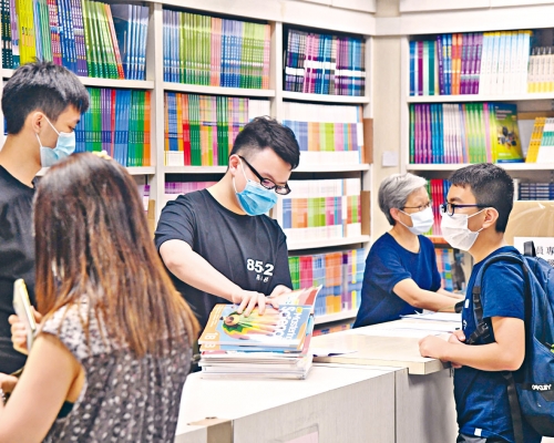 來年課本價格（包括印刷及電子課本）較本學年（2020／21學年）上升1.4%。 資料圖片