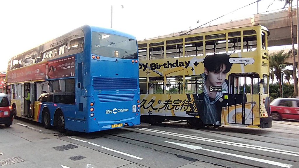 電車撞毀燈柱壓中巴士。fb:西環變幻時 電車撞毀燈柱壓中巴士。fb:西環變幻時