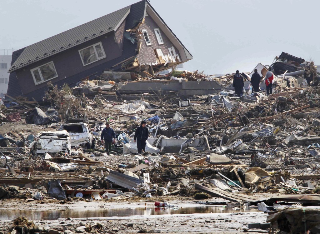 日本311大地震和海嘯擊垮了不少家園。美聯社 日本311大地震和海嘯擊垮了不少家園。美聯社