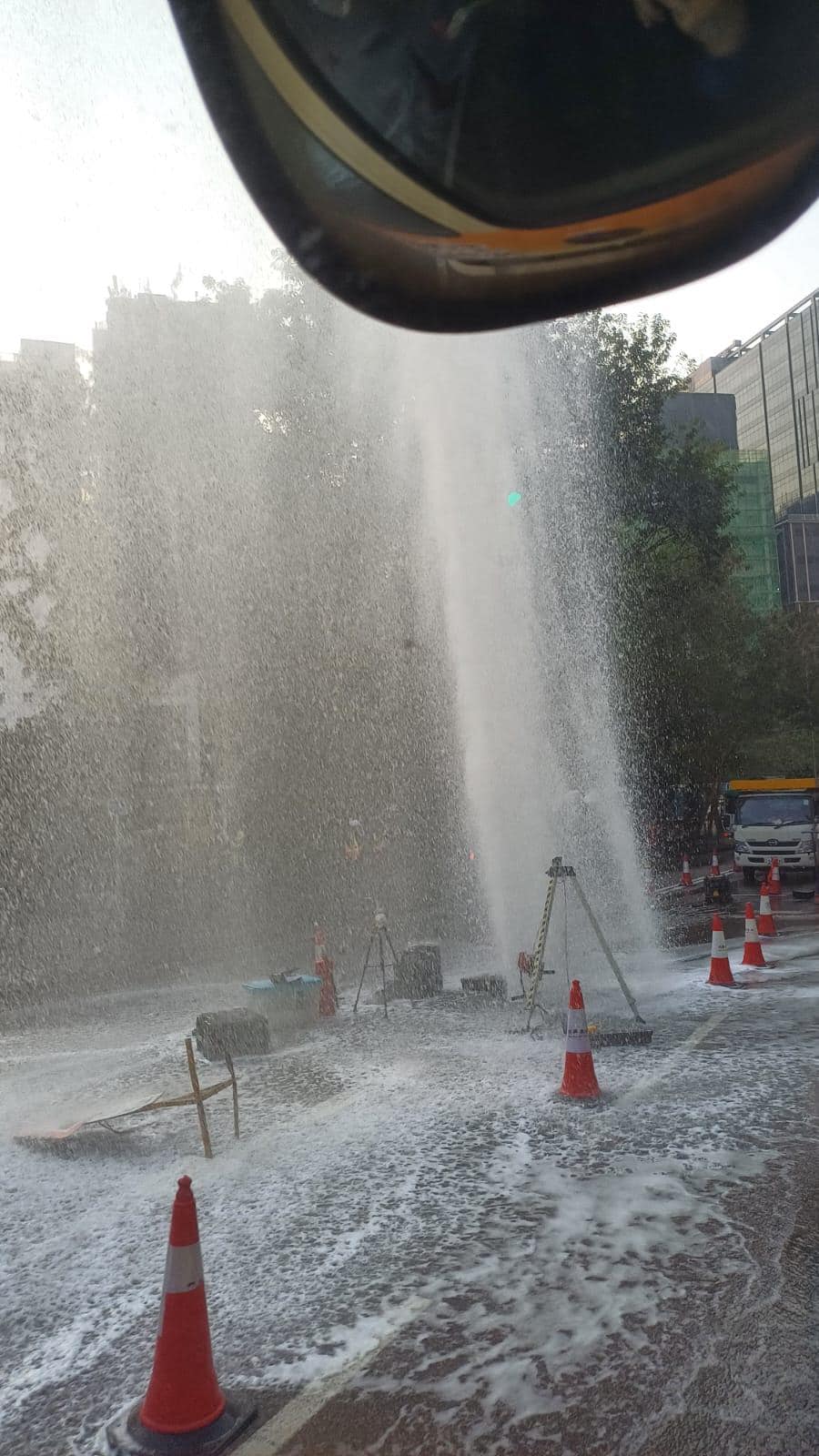 葵福路近盛福街一條地底鹹水管爆裂。網上圖片