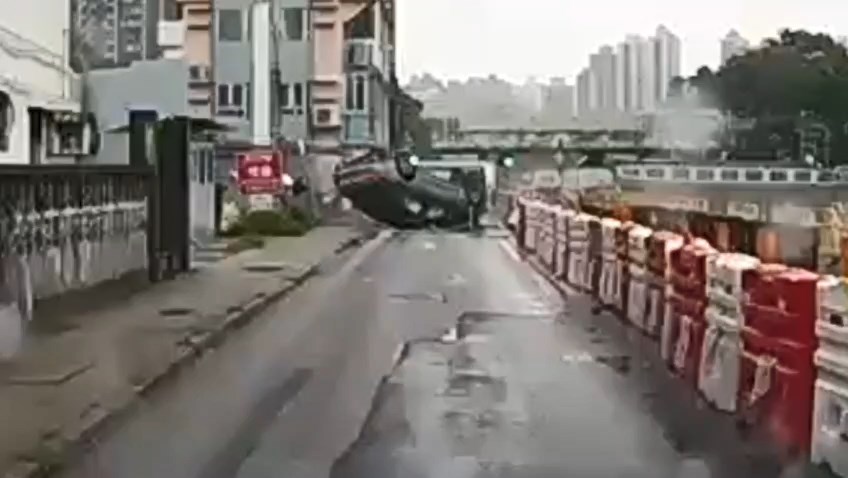 平治私家車撞向水馬後四輪朝天。網上片段截圖 平治私家車撞向水馬後四輪朝天。網上片段截圖
