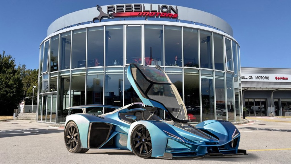 由法国品牌Delage推出专为马路而设的F1级D12蓝色跑车，就是速度与科幻的结合。