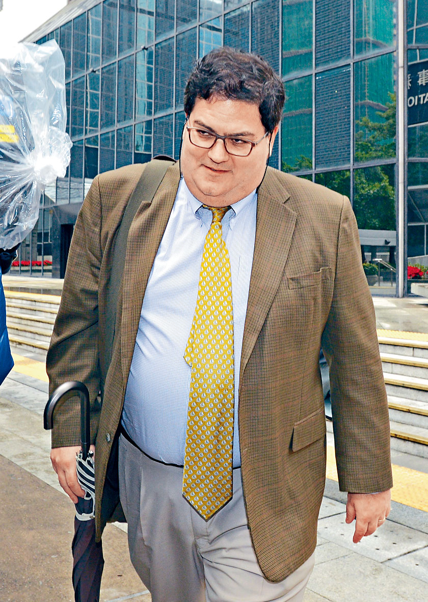 ■Mark Simon當年買了滙豐銀行本票做「特別項目」後，向黎智英claim錢的表格和黎智英開出的私人支票。