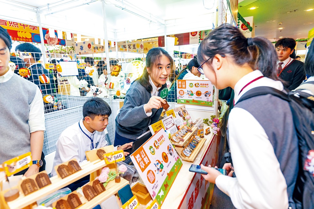 「趁墟做老闆」展銷會讓中學生模擬創業。