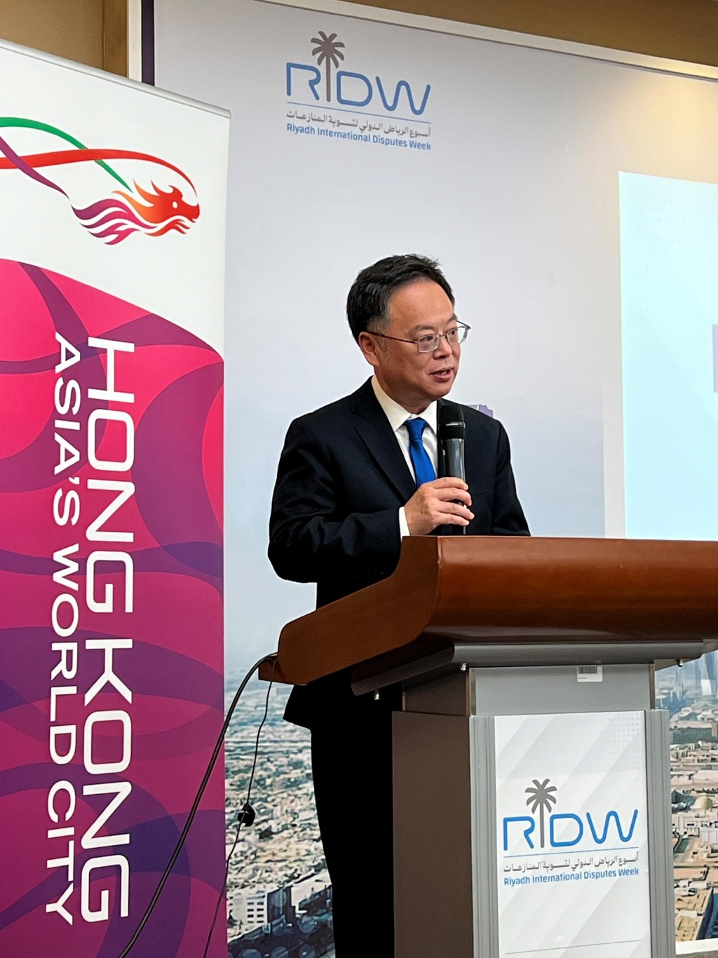 中華人民共和國駐沙特阿拉伯王國特命全權大使陳偉慶在香港國際仲裁中心舉辦名為「香港與利雅得：為『一帶一路』企業提供法律和爭議解決服務」的專題活動午餐會致辭。