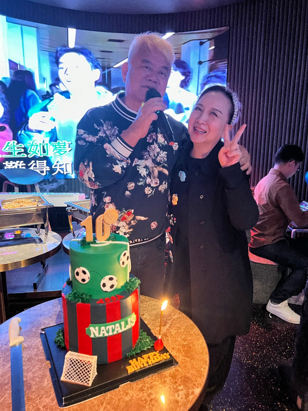 陳百祥去年12月73歲生日，黃杏秀與一大班朋友為老公開派對慶祝。
