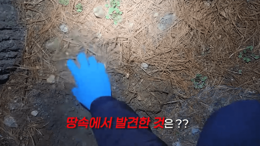 南韓執法人員從公園地下挖出冰毒。 Youtube / 大韓民國警察廳