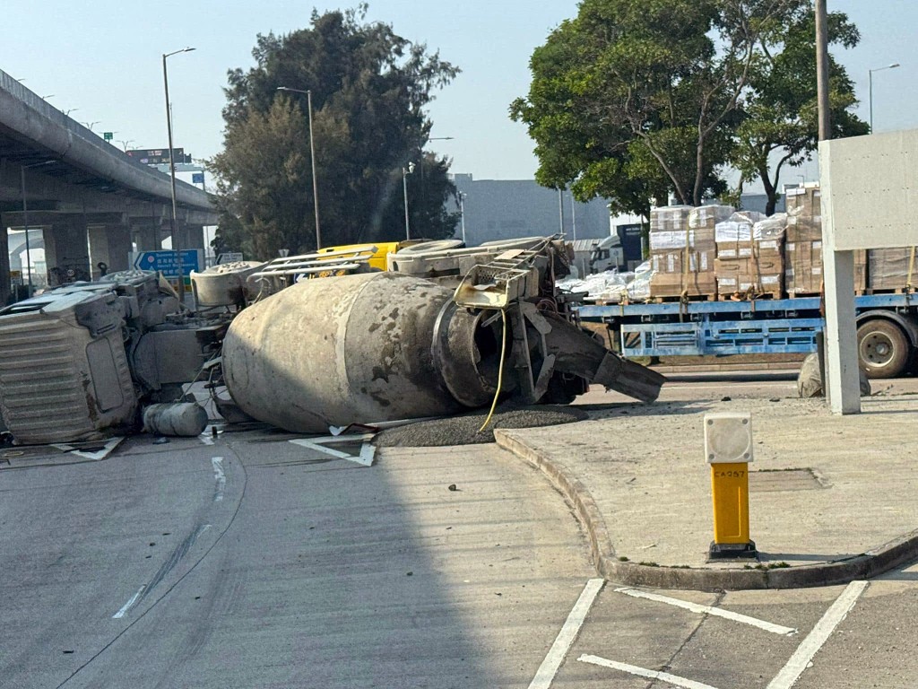 田螺車南運路翻側。fb：車cam L（香港群組） 