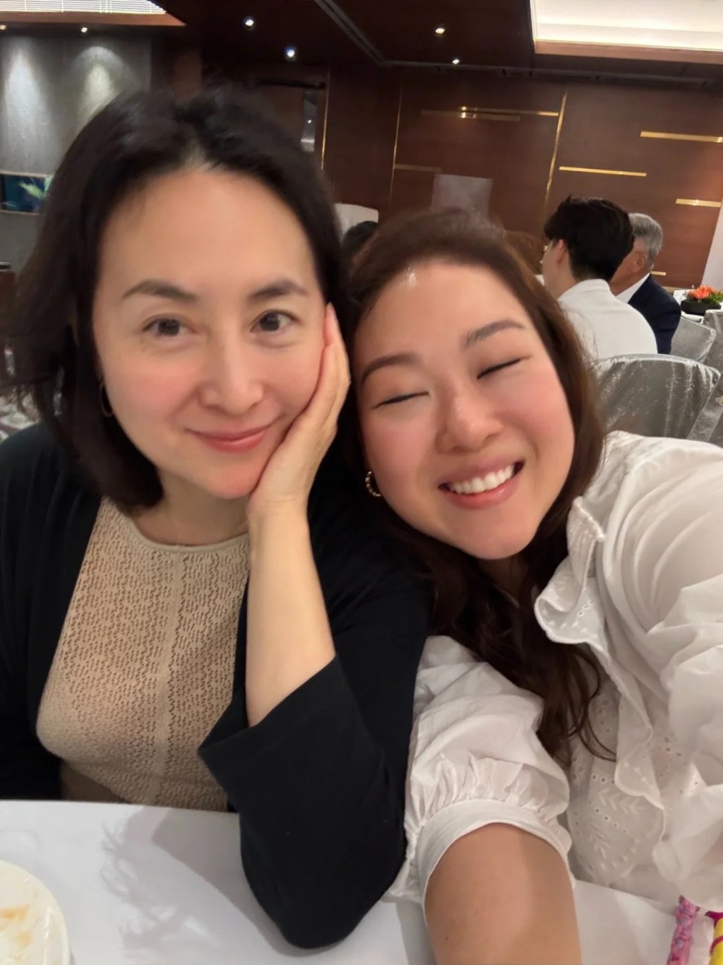 曾昭怡契媽何超瓊黐到實。 曾昭怡契媽何超瓊黐到實。