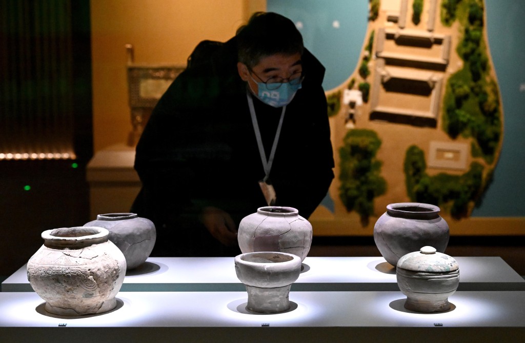 殷墟博物館新館將展出青銅器、陶器、玉器、甲骨等文物近4,000件套。新華社