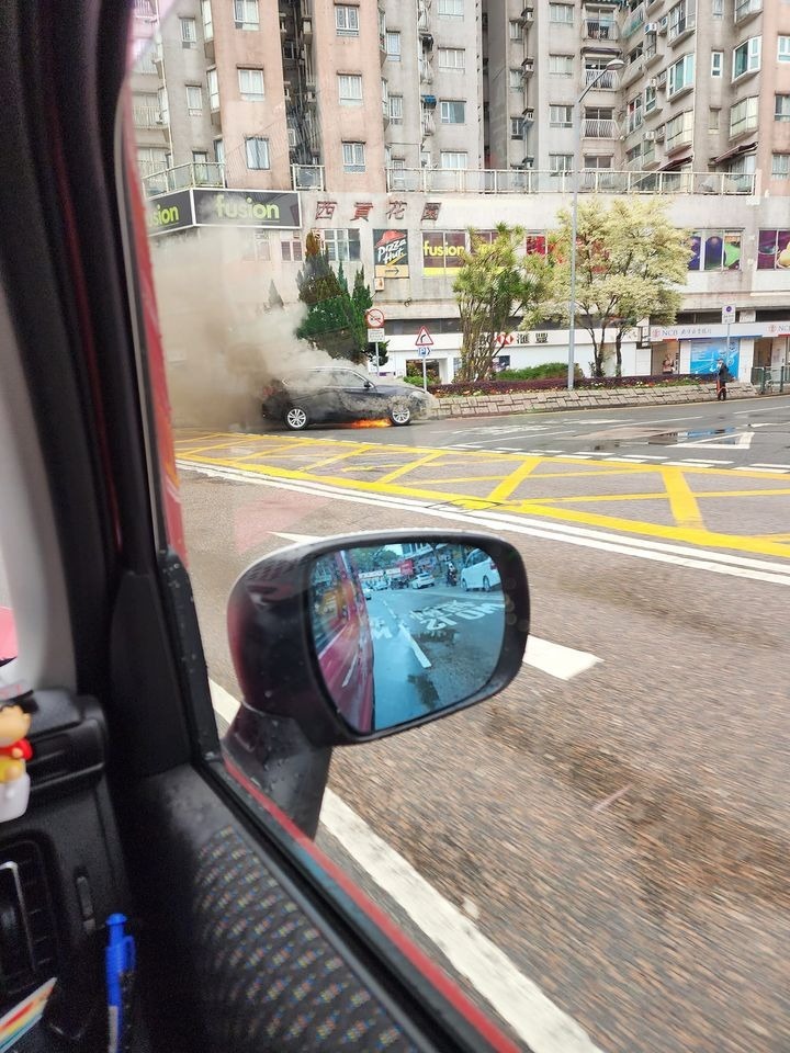 私家車起火，濃煙衝天，並傳出爆炸聲。西貢日報 （即時資訊分享區）FB