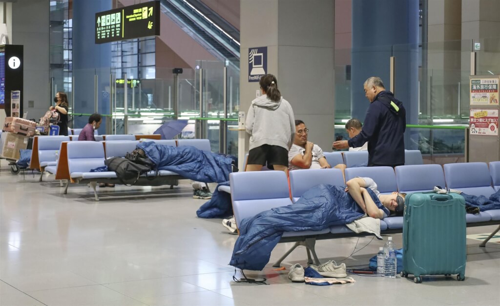 关西机场周一晚有约650名旅客被迫在机场过夜。