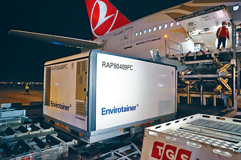 首批中國疫苗送達土耳其安卡拉機場。