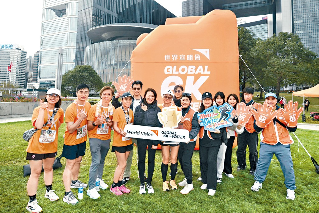 星島派出健兒參賽，及義工隊為一眾跑手打氣。
