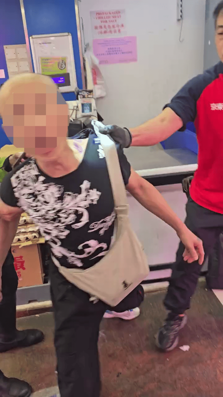 警员和职员连忙将贼人拉住。