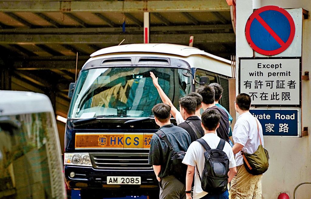 眾被告由囚車載離法庭，還柙10月4日判刑。