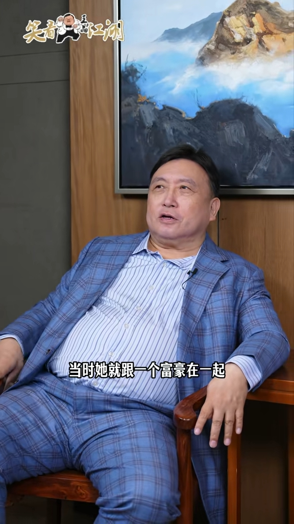  王晶日前在抖音拍片自爆「有女埋身」的經過。