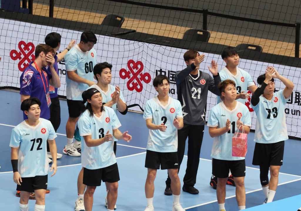 港隊賽後繞場一周向球迷致謝。徐嘉華攝 港隊賽後繞場一周向球迷致謝。徐嘉華攝