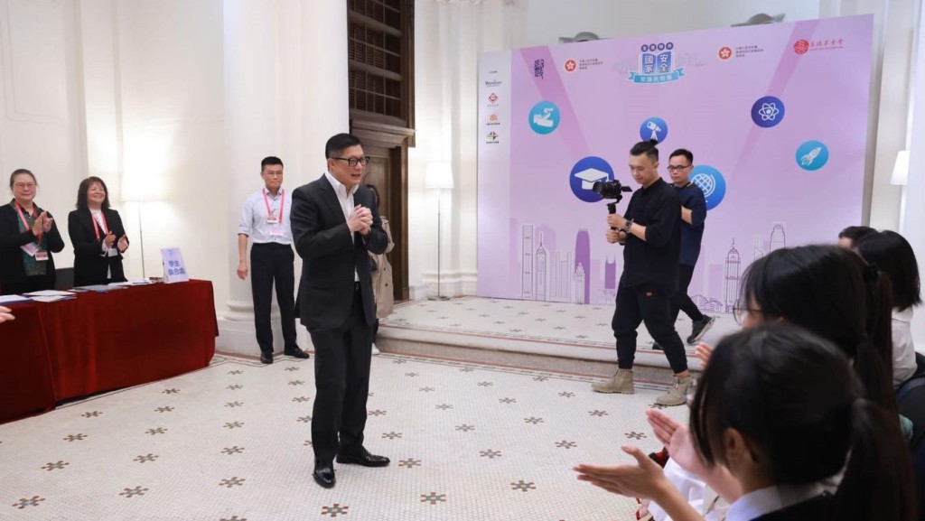 保安局局長鄧炳強到「全港學界國家安全常識挑戰賽半準決賽」探班。鄧炳強facebook圖片 