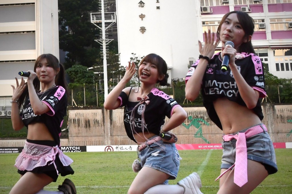 至尊沙田9月6日在斧山道運動場舉行的港超聯主場首戰中,邀請得「偶像女生」在半場休息時間進行歌舞表演。楊駿堯攝 至尊沙田9月6日在斧山道運動場舉行的港超聯主場首戰中,邀請得「偶像女生」在半場休息時間進行歌舞表演。楊駿堯攝