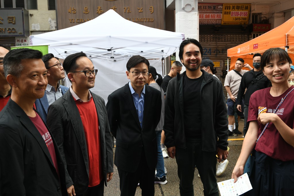 左起：魏华星、周大福慈善基金理事曾安业、孙玉菡及郑志刚。
