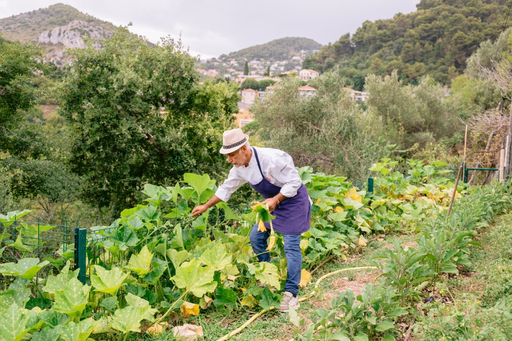 Bruno Cirino在位於Eze小鎮的自家菜園挑選時令蔬菜入饌。 Bruno Cirino在位於Eze小鎮的自家菜園挑選時令蔬菜入饌。