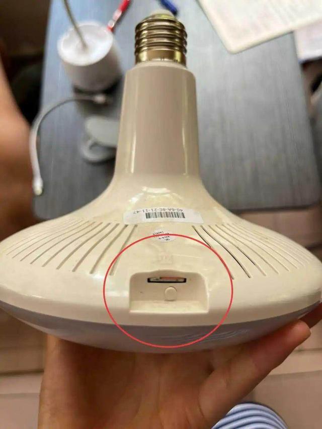 雲南女租客張小姐無意中發現家中燈泡,被加裝偷拍鏡頭。 雲南女租客張小姐無意中發現家中燈泡,被加裝偷拍鏡頭。
