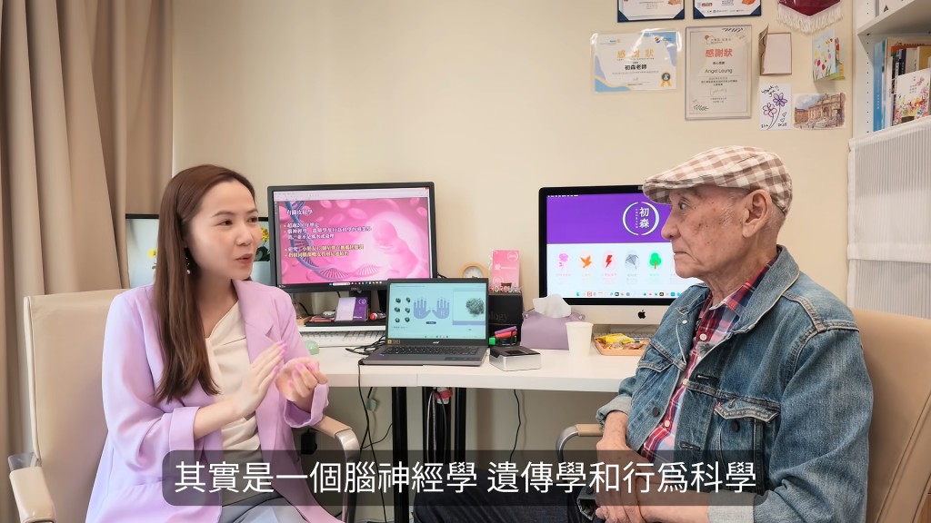 李家鼎做進行「指紋性格分析」。 李家鼎做進行「指紋性格分析」。