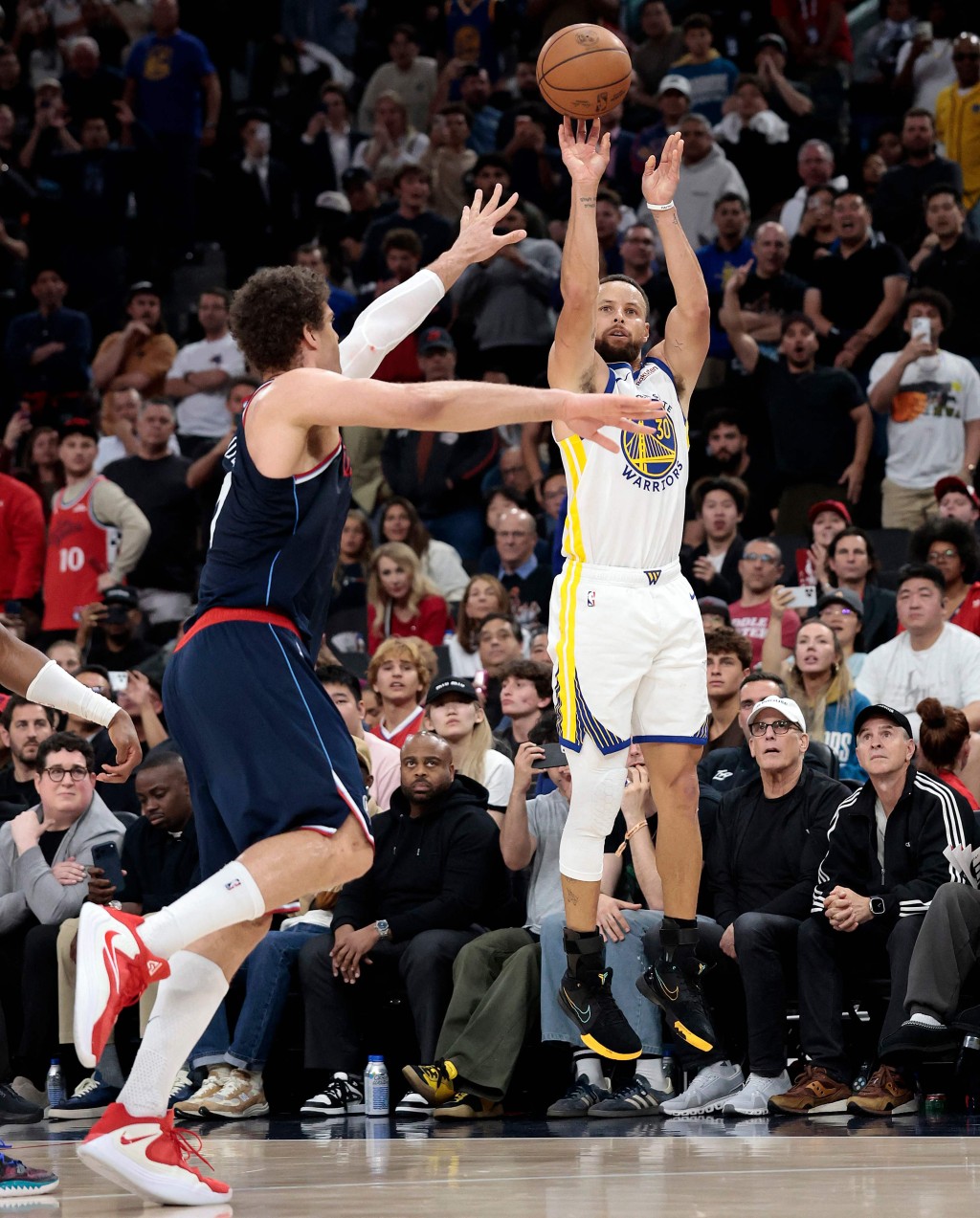 居利（右）在下半場大爆發狂斬27分，全場貢獻35分。AFP