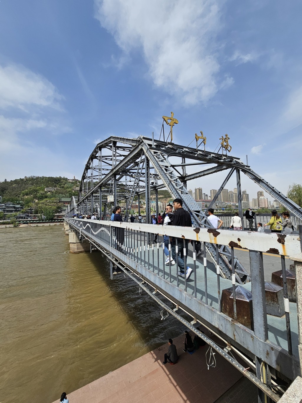 19名学员到敦煌实地调研，曾到兰州黄河铁桥。杨何蓓茵facebook图片