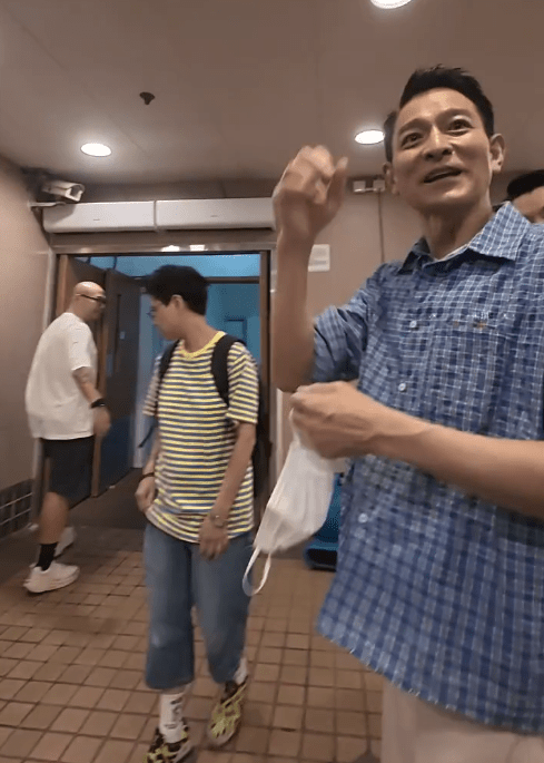 劉德華除下口罩和歌迷合照。
