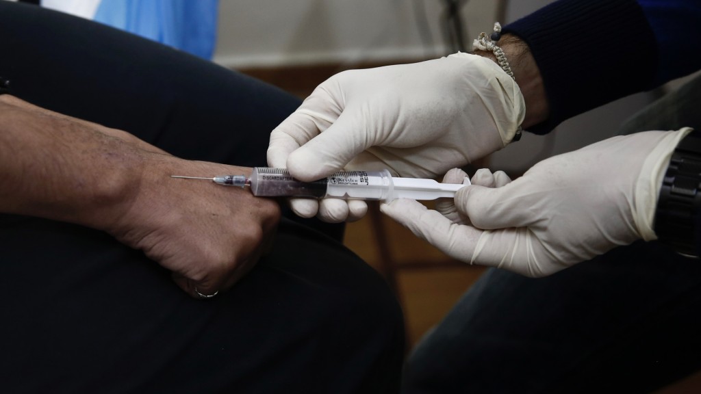 一名瘾君子在希腊的「安全吸毒室」抽血验爱滋。 路透社