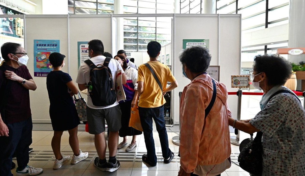 新冠疫苗接種外展隊到樂富廣場為市民即場打針。
