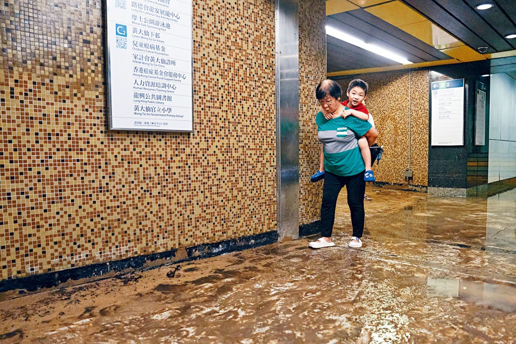 黃大仙站前晚在黑雨下迅速淹水。