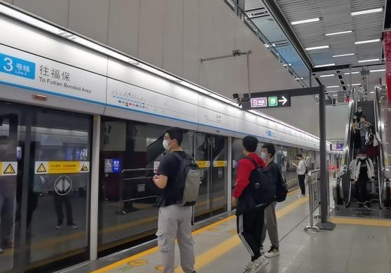 春節深圳地鐵全網將延時運營。 中新社