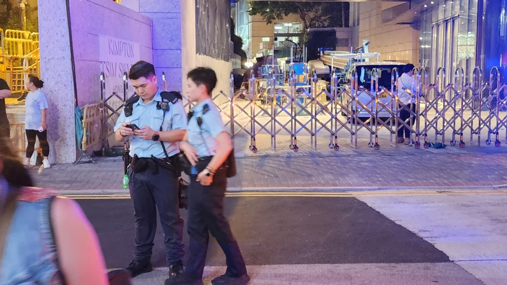 警方接報到場。 警方接報到場。