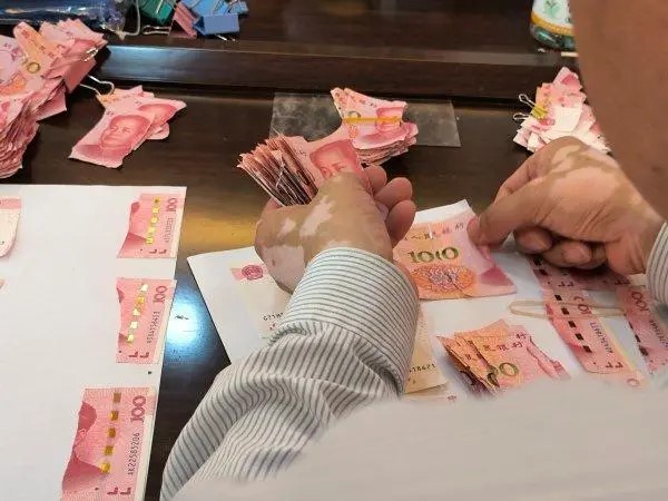 银行动员13名「Puzzle达人」,用约20多日拼回逾26万碎人民币。九派新闻 银行动员13名「Puzzle达人」,用约20多日拼回逾26万碎人民币。九派新闻