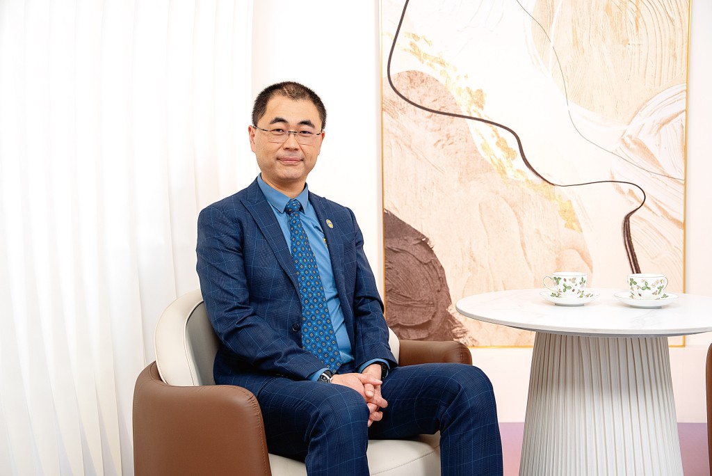 香港物理治療學會會長胡存孝強調,在基層醫療藍圖下,物理治療師的角色已推前至疾病預防的最前線,發揮第一線分流作用。 香港物理治療學會會長胡存孝強調,在基層醫療藍圖下,物理治療師的角色已推前至疾病預防的最前線,發揮第一線分流作用。
