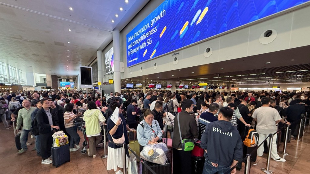 比利時布魯塞爾機場面對長更長的通關排隊人龍。路透社