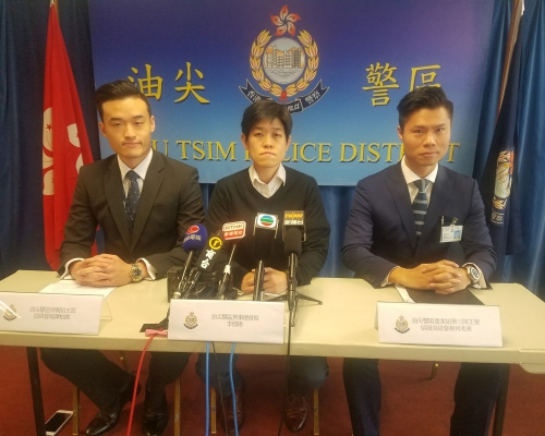 警方交代案情。林思明攝