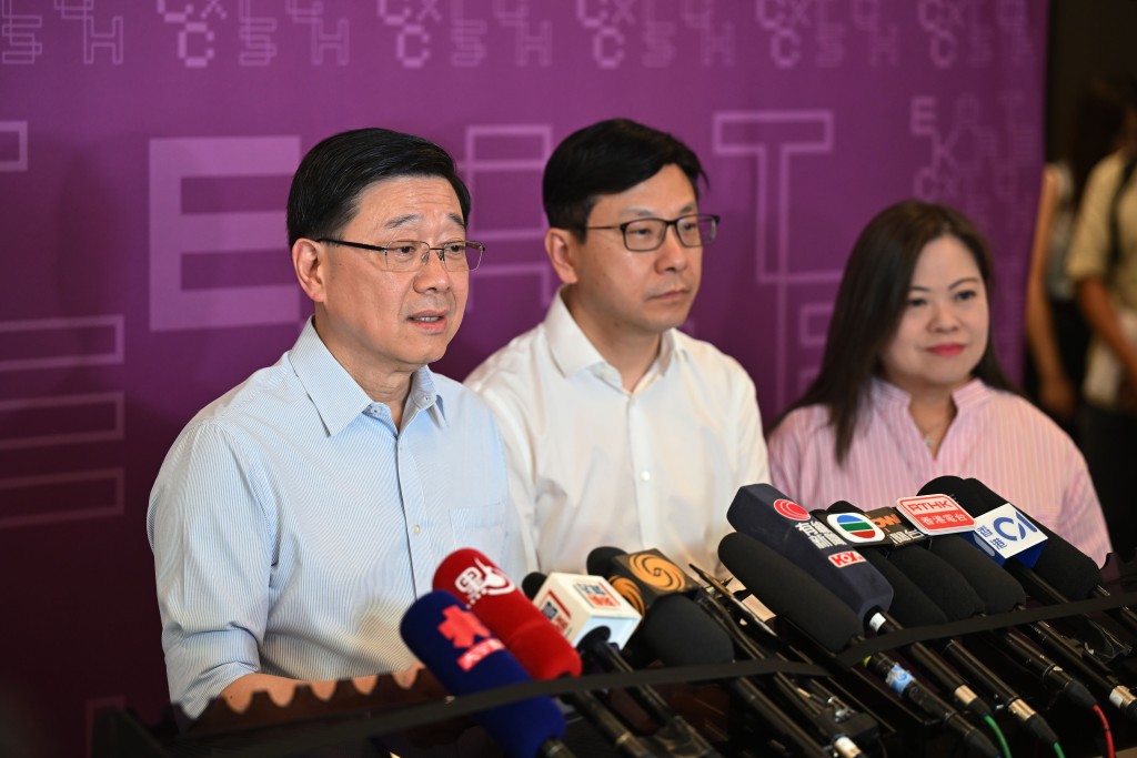 (左一)李家超表示,今年經濟增長預計維持在2%至3%之間,整體環境保持穩定向上。劉駿軒攝 (左一)李家超表示,今年經濟增長預計維持在2%至3%之間,整體環境保持穩定向上。劉駿軒攝