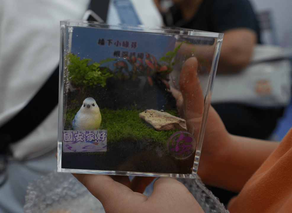 在導師的精心幫助下，學生們完成製作，十分精美。