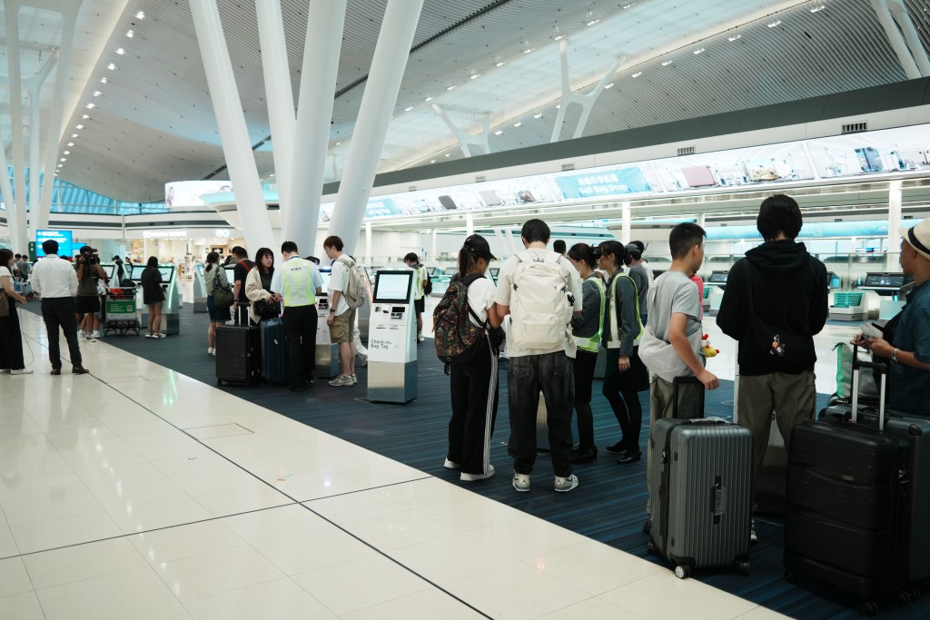 往日本航班，登機櫃位繼續排滿旅客。