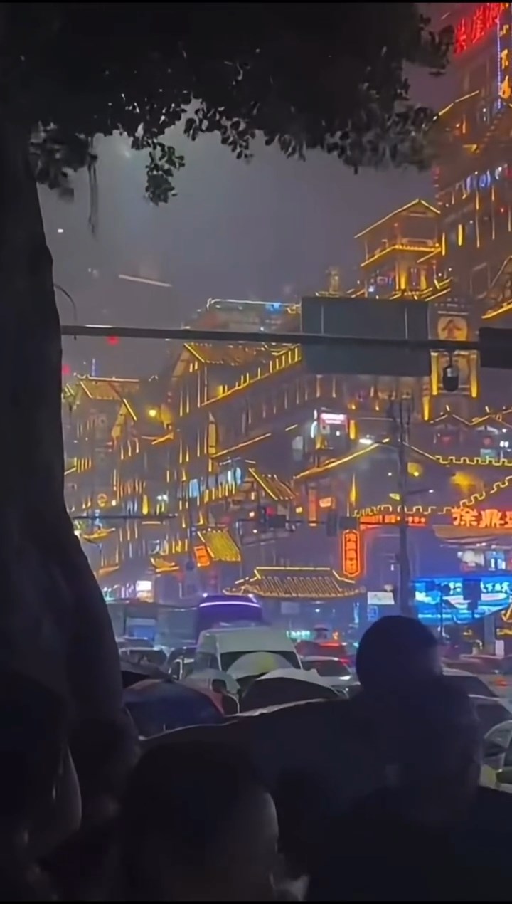 觸電位置在熱門景點洪崖洞附近。小紅書@康康老師 觸電位置在熱門景點洪崖洞附近。小紅書@康康老師