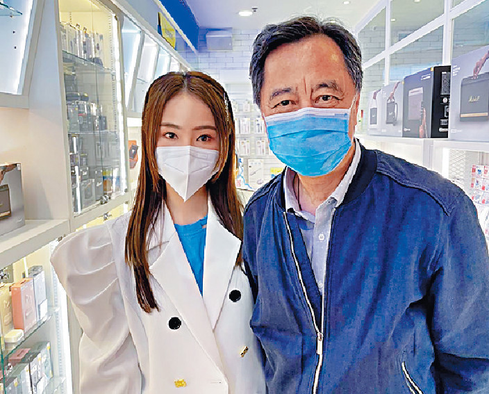 ■谷婭溦希望新老闆何麗全幫到她搵真銀，兼知名度和曝光率提升。