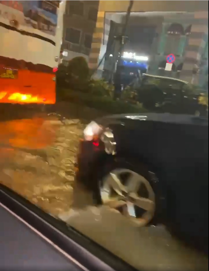 澳門馬路多處出現水浸。網上截圖