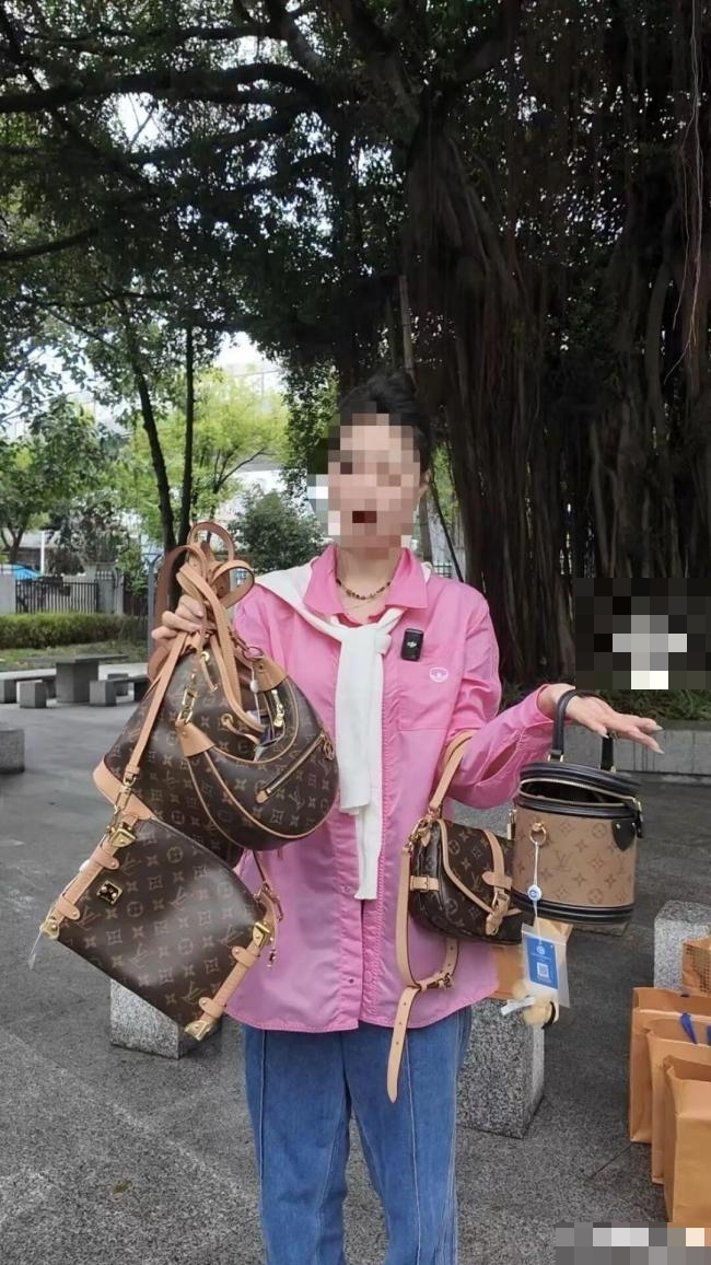 福州女称购4个名牌袋，惊悉全为膺品。