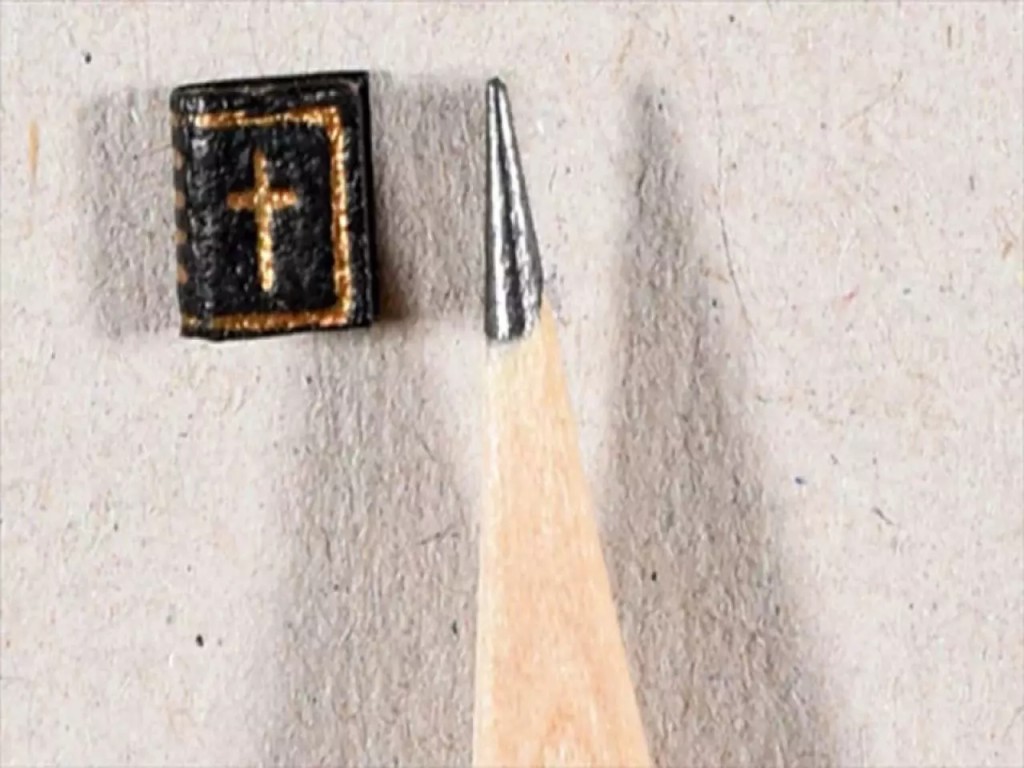 拍賣的微型《天主經》是世上體積最小的書籍之一。（網上圖片）