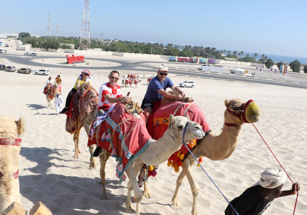 游客骑骆驼骑得好开心。